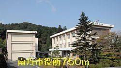近くの南丹市役所まで750m（徒歩10分）