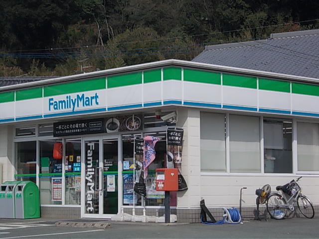 近くのファミリーマートまで400m(徒歩5分)