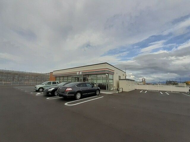 近くのセブンイレブン下越吉田西太田店まで850m（徒歩11分）