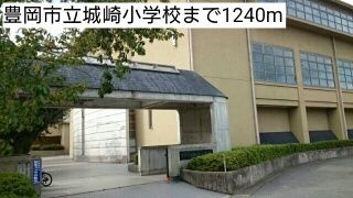 近くの豊岡市立城崎小学校まで1,240m(徒歩16分)