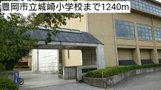 近くの豊岡市立城崎小学校まで1,240m(徒歩16分)