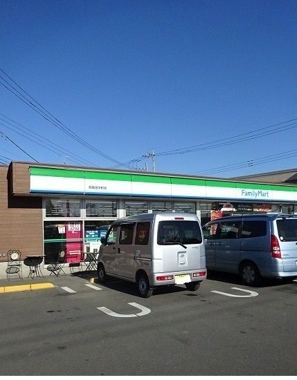 近くのファミリーマートまで800m(徒歩10分)