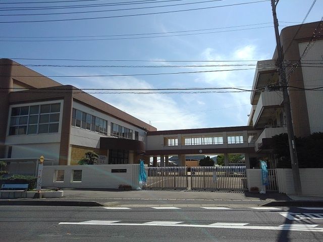 近くのまんのう町立四条小学校まで590m(徒歩8分)