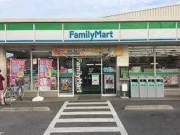 近くのファミリーマート新堀店まで1,200m（徒歩15分）