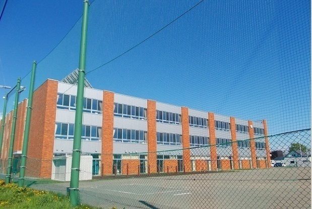 近くの岩見沢市立岩見沢小学校まで1,600m(徒歩20分)