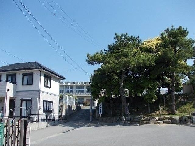 近くの小学校まで2,000m（徒歩25分）