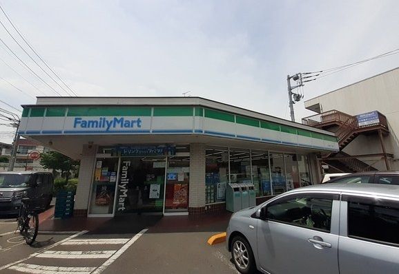 近くのファミリーマート小手指二丁目店まで300m（徒歩4分）