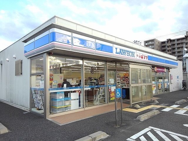 近くのローソン ポプラ湖山街道店まで400m(徒歩5分)
