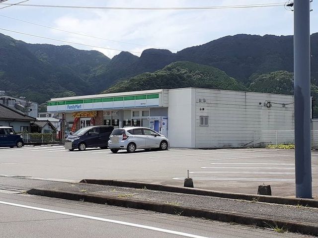 近くのファミリーマート姶良平松店まで1,200m（徒歩15分）