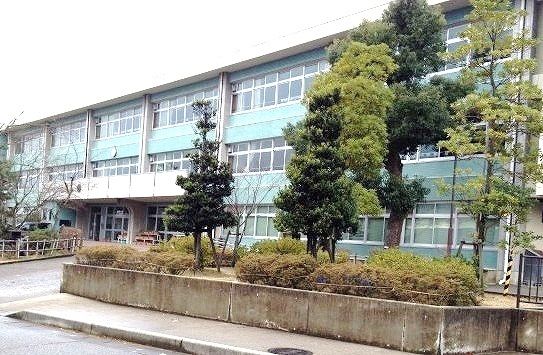 近くの宇ノ気小学校まで800m（徒歩10分）