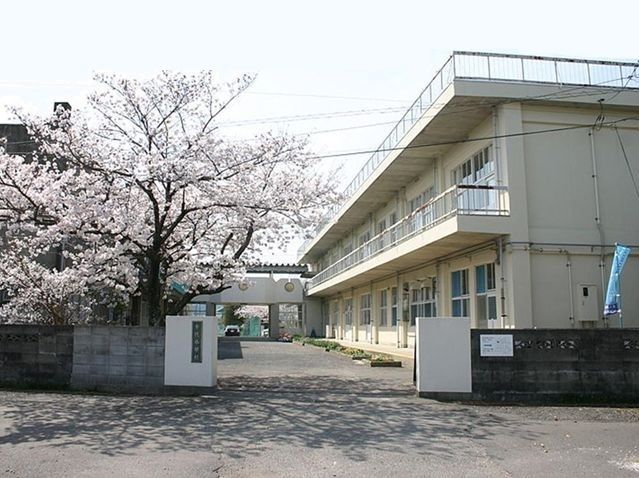 近くの千代小学校まで500m（徒歩7分）