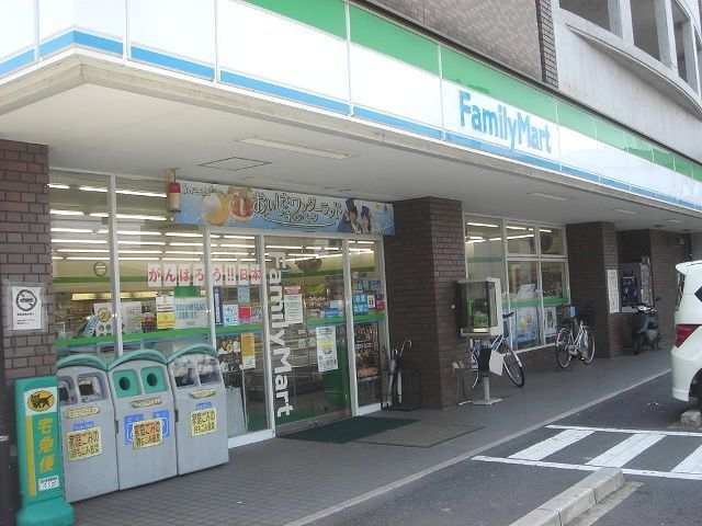 近くのファミリーマートまで500m（徒歩7分）