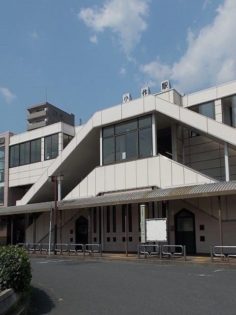 近くの小作駅西口まで800m（徒歩10分）