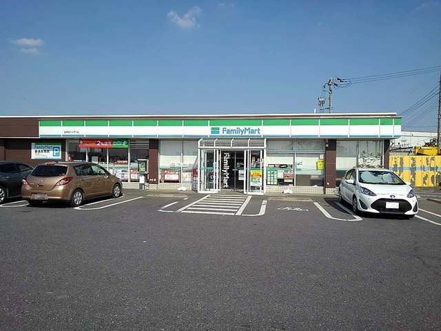 近くのファミリーマート三郷西インターまで700m（徒歩9分）