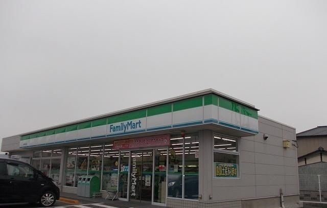 近くのファミリーマートさんまで350m（徒歩5分）