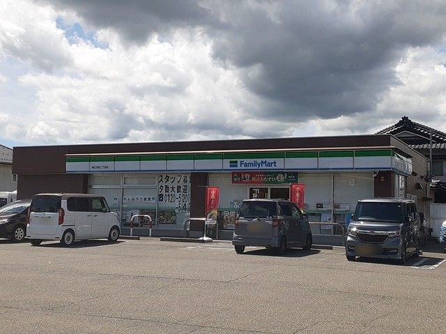 近くのファミリーマート 鯖江宮前まで111m（徒歩2分）
