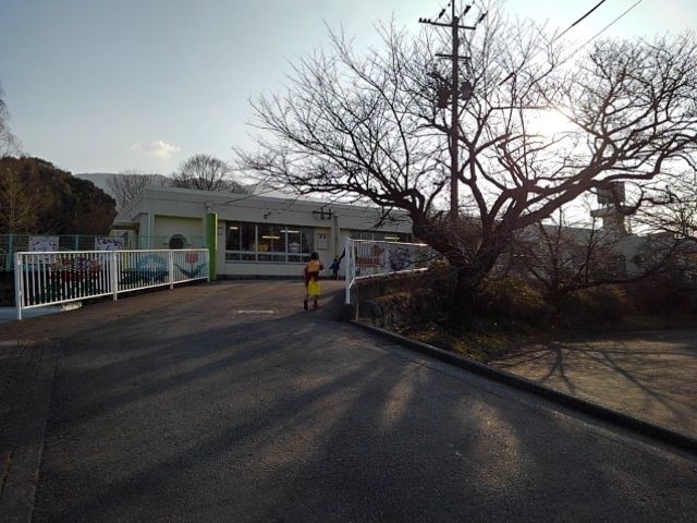 近くの千草保育園まで320m(徒歩4分)