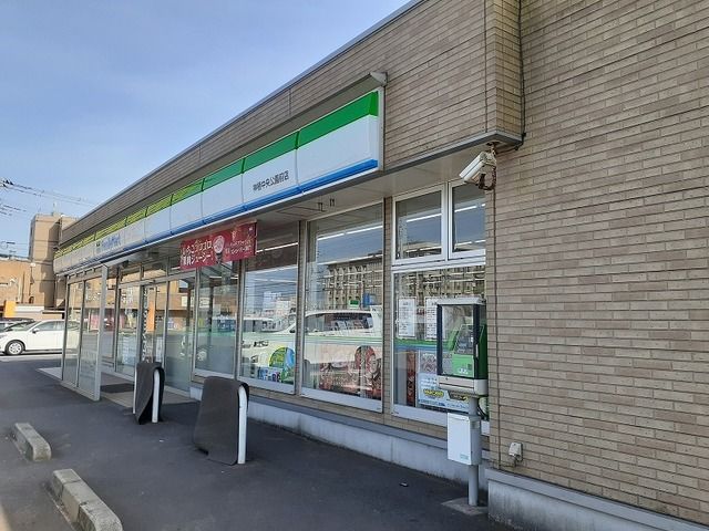 近くのファミリーマートまで350m（徒歩5分）