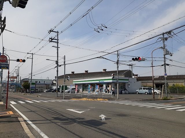 近くのファミリーマート松ヶ丘店様まで500m(徒歩7分)