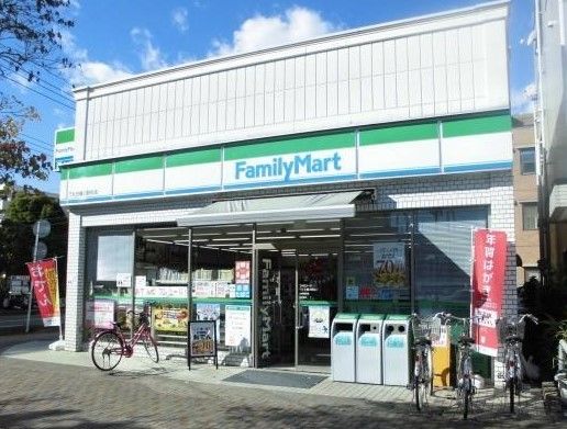 近くのファミリーマート桶川駅西口店まで500m(徒歩7分)