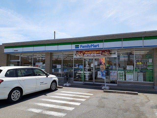 近くのファミリーマート武豊向陽店まで716m（徒歩9分）