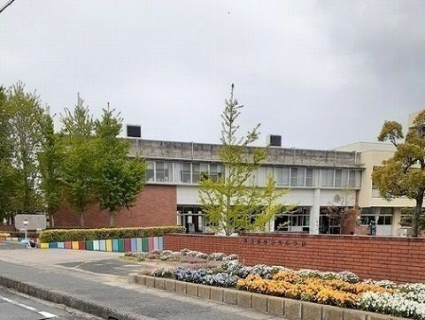 近くの武豊町立緑丘小学校まで1,300m（徒歩17分）