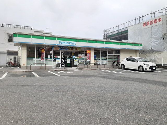 近くのファミリーマート橋本駅前店まで230m（徒歩3分）