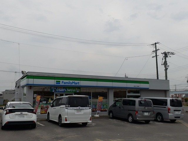 近くのファミリーマートまで577m（徒歩8分）