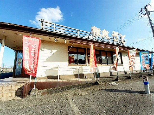近くの和食さと安乎店まで550m（徒歩7分）