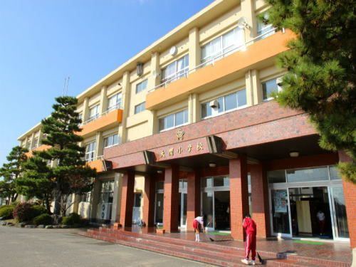 近くの大関小学校まで2,500m（徒歩32分）