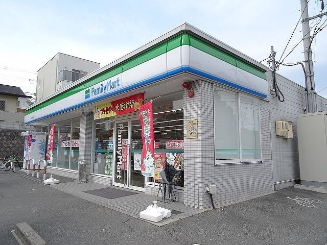 近くのファミリーマート三郷勢野北店様まで1,300m（徒歩17分）