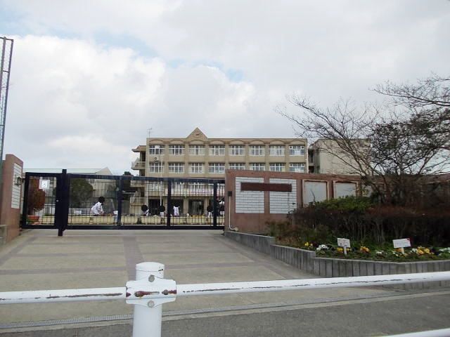 近くの長坂中学校まで800m（徒歩10分）