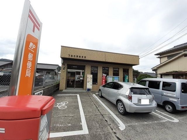 近くの下松花岡郵便局まで1,000m（徒歩13分）