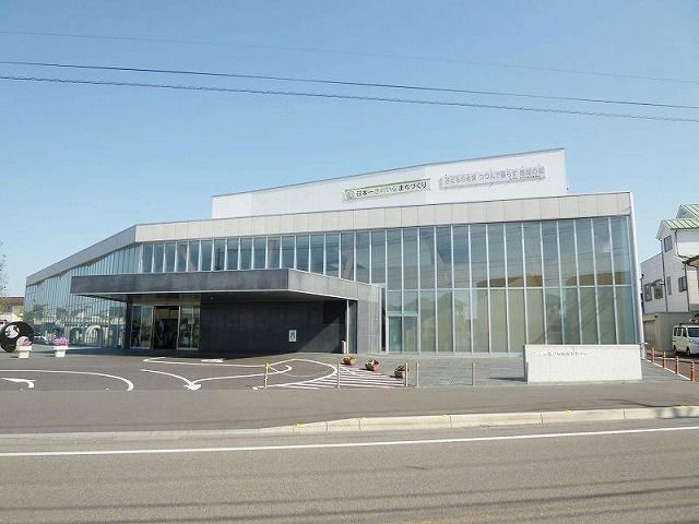近くの坂ノ市支所まで1,000m（徒歩13分）