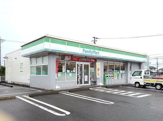 近くのファミリーマートまで650m（徒歩9分）