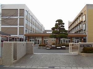 近くの大塩小学校まで1,200m(徒歩15分)