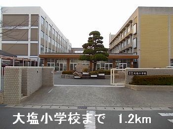 近くの小学校まで1,200m（徒歩15分）