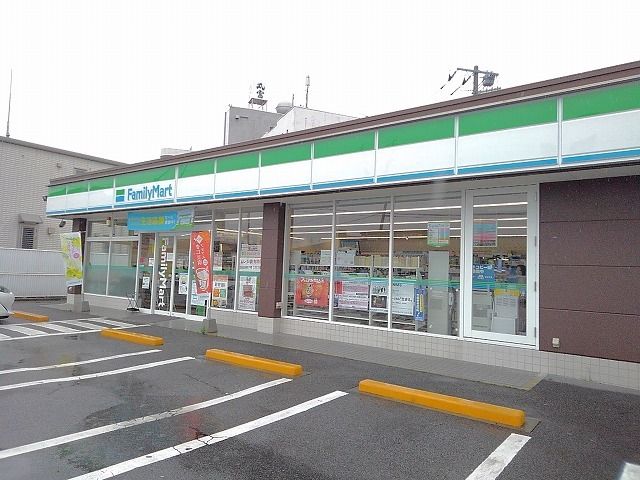 近くのファミリーマート昭和国母店まで750m（徒歩10分）