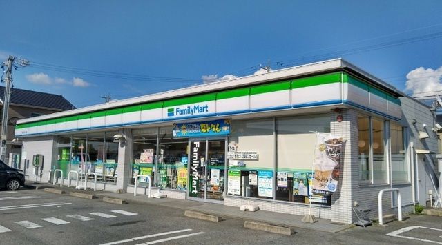 近くのファミリーマートまで230m(徒歩3分)