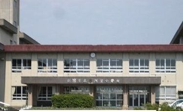 近くの阿賀小学校まで450m（徒歩6分）
