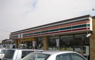 近くのセブンイレブン新津東町店まで300m（徒歩4分）
