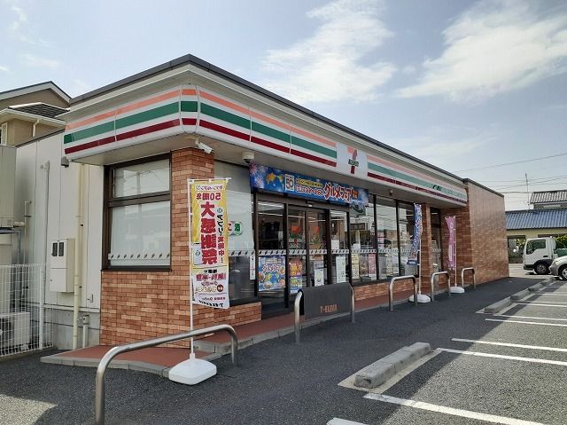 近くのセブンイレブンまで300m(徒歩4分)