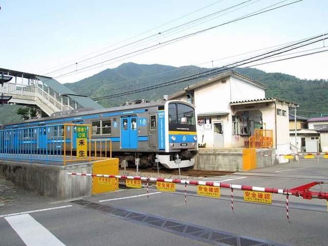 近くの富士急行線禾生駅まで600m（徒歩8分）