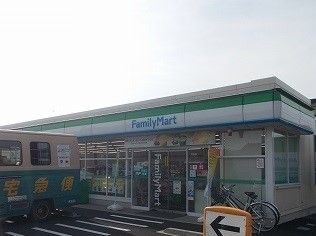 近くのファミリーマートまで450m(徒歩6分)