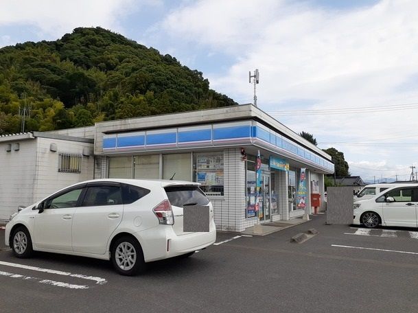 近くのローソン国分山下町店まで600m（徒歩8分）