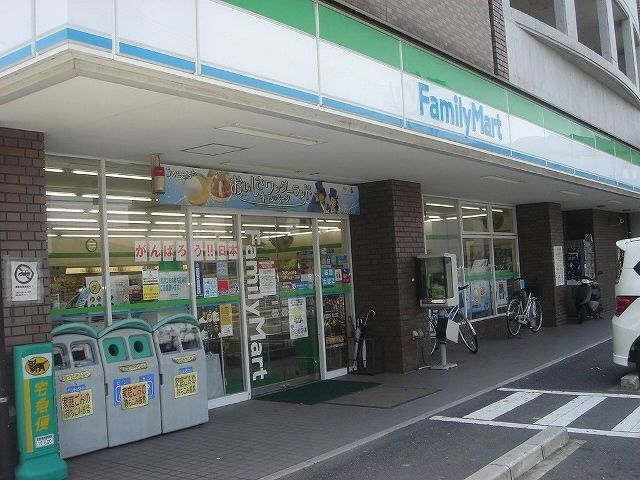 近くのファミリーマート石田店まで140m（徒歩2分）