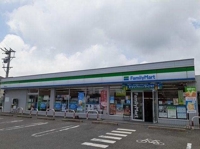 近くのファミリーマートまで450m(徒歩6分)