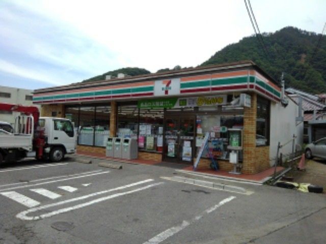 近くのコンビニまで550m（徒歩7分）