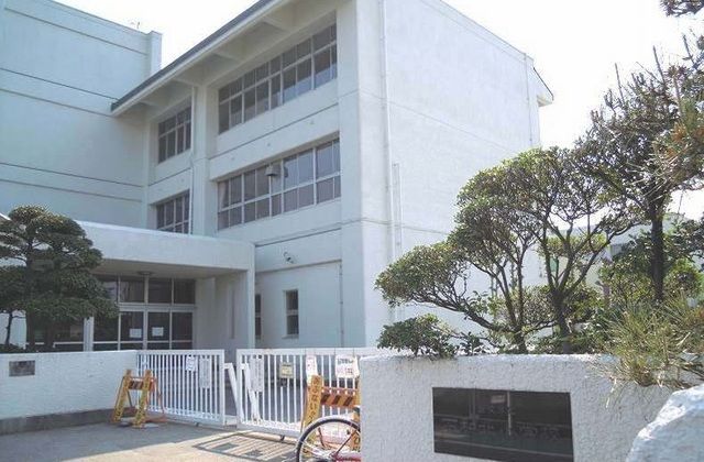 近くの石和北小学校まで1,100m(徒歩14分)