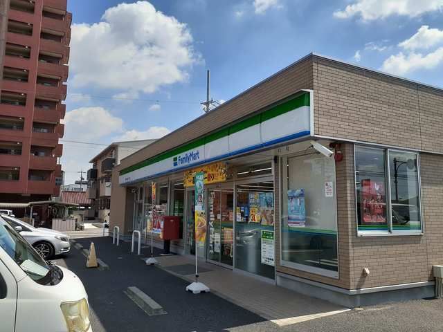 近くのファミリーマート鳥居松8丁目店まで52m(徒歩1分)